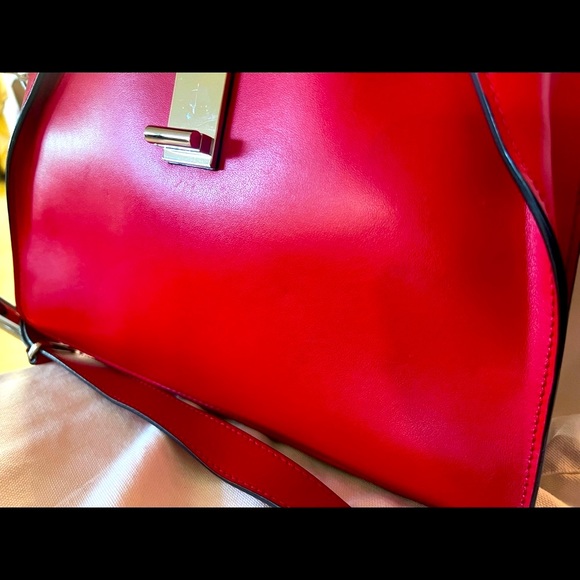 Proenza SchoulerDepth:4.75"
Strap 20"
Width:12.5"
Handle Drop:5.25"
Height:9.75” - Picture 9 of 10